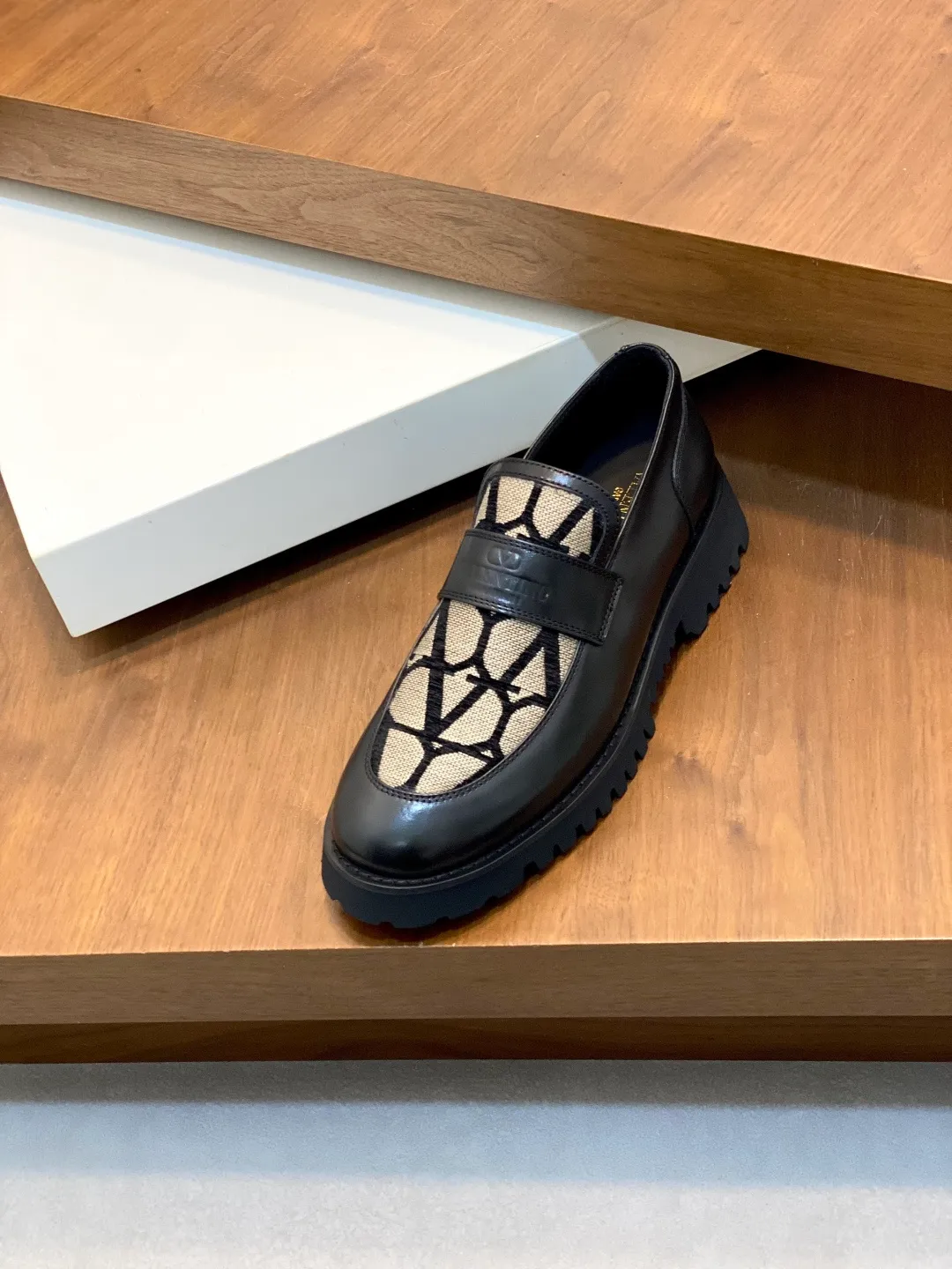 Men's shoes 💰740 VALENTINO Valentino's new men's fashionable casual leather shoes. These leather shoes are made of imported cowhide leather uppers, dyed calfskin lining and calfskin insoles. The upper foot is soft, comfortable and breathable. Comes with complete packaging in the original box! Visible details and quality. Size: 39-44 (customized at 38.45.46)
